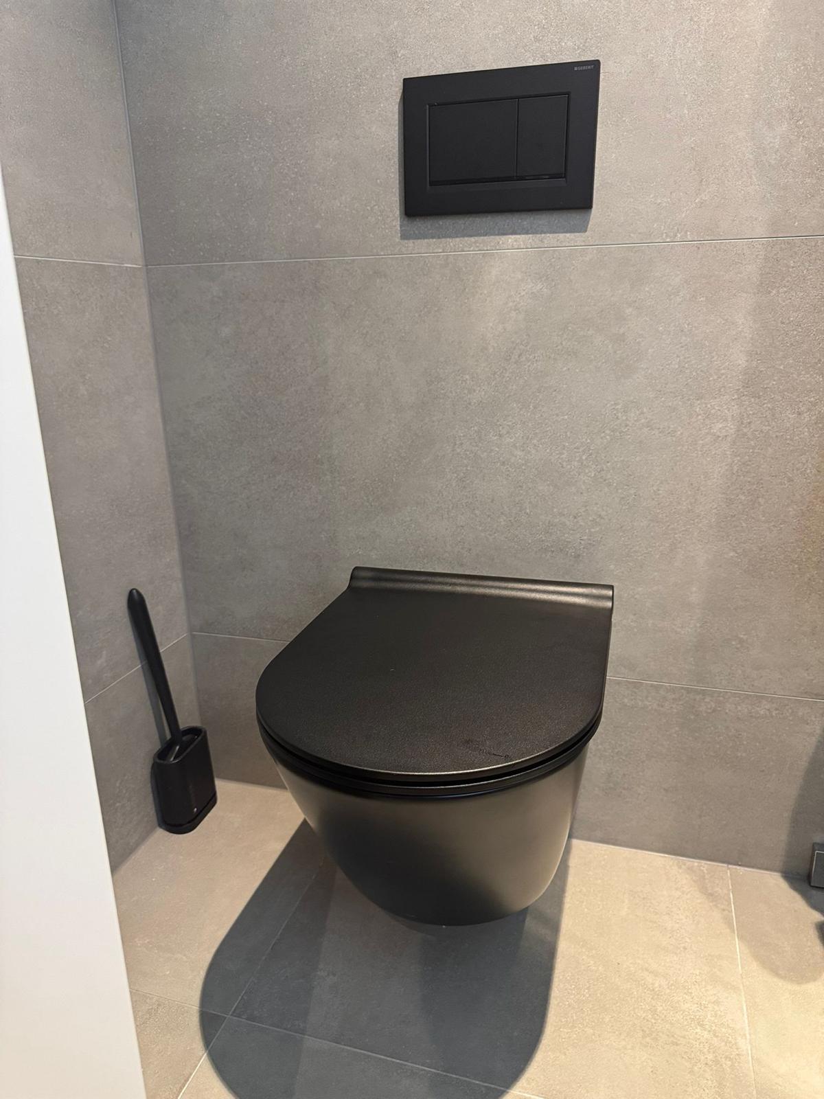 Design-WC in mattem Schwarz mit Geberit-Betätigung