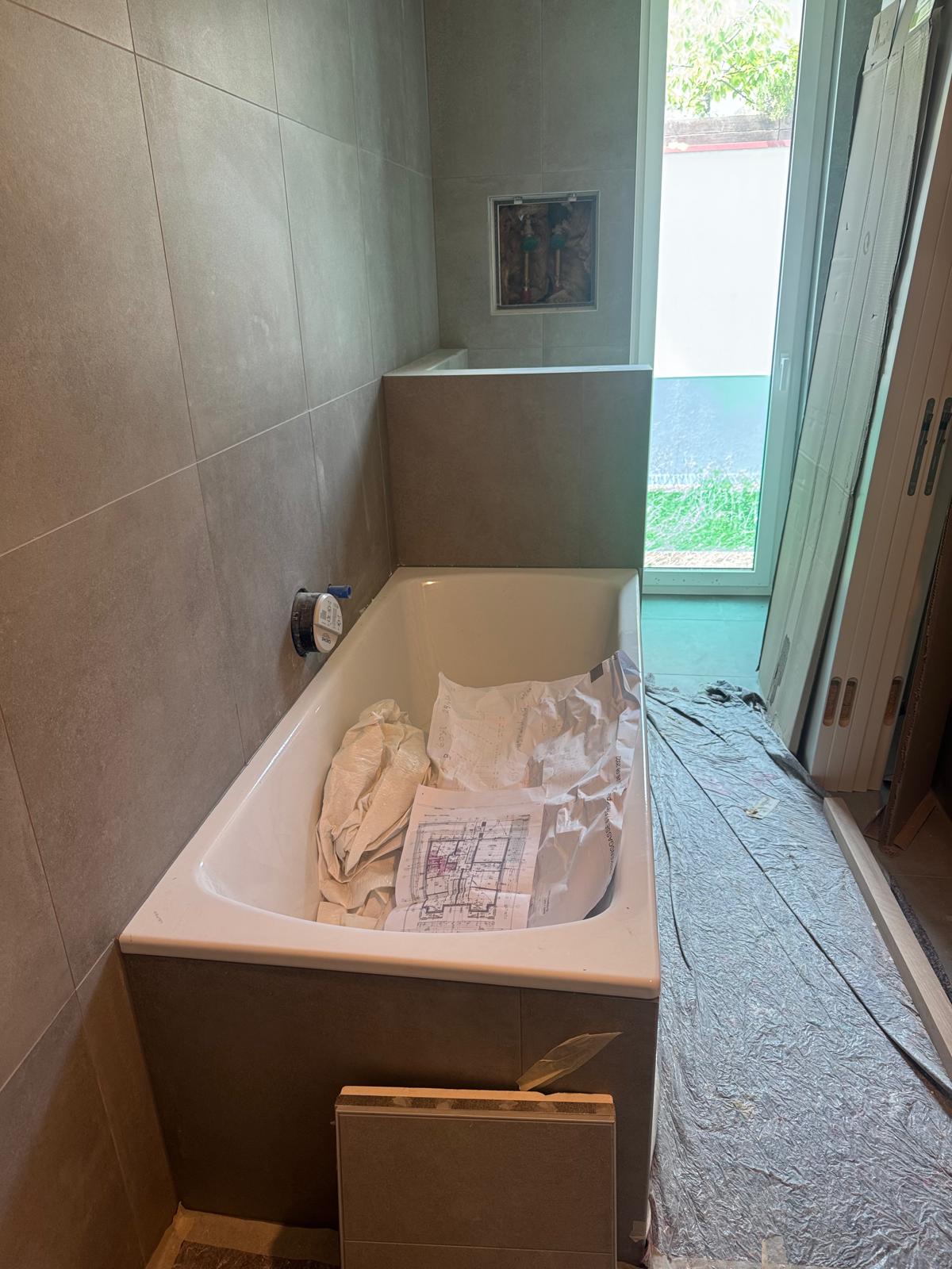 Alte Badewanne vor dem Umbau